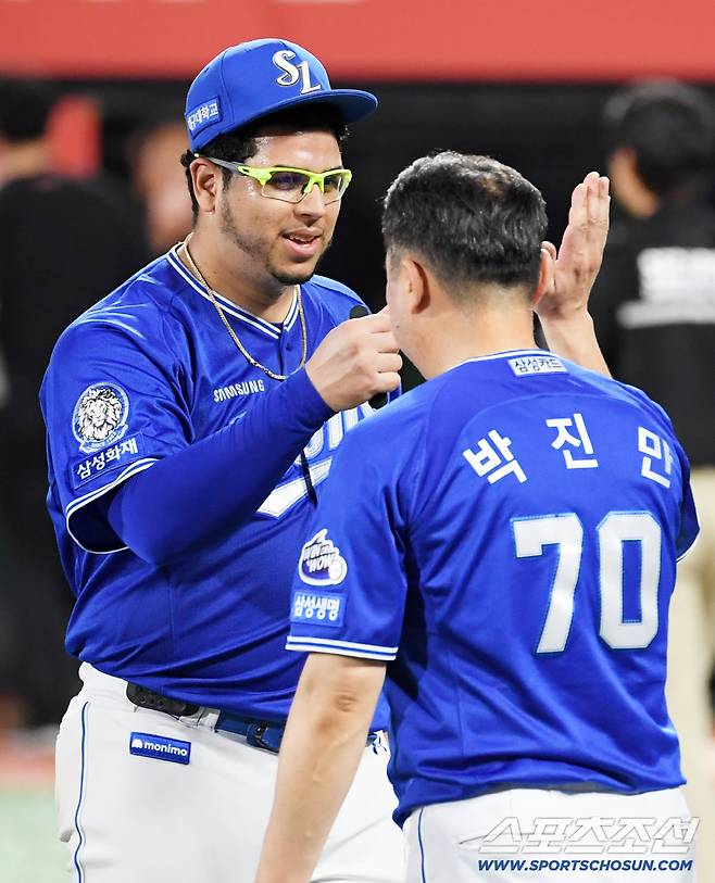 박진만 감독은 에이스 후라도에게 고마운 마음을 전했다.