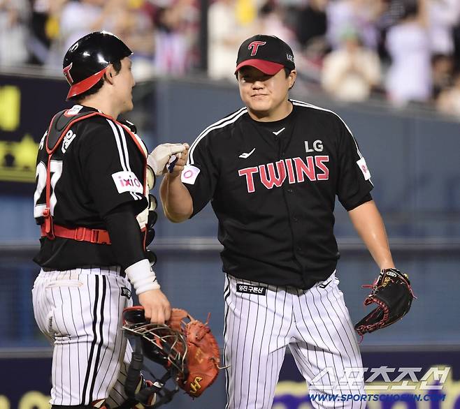 26일 잠실구장에서 열린 두산과 LG의 경기. LG가 두산에 승리하며 6연승을 기록했다. 경기 종료 후 승리의 기쁨을 나누고 있는 LG 박동원, 장현식. 잠실=송정헌 기자songs@sportschosun.com/2025.07.26/
