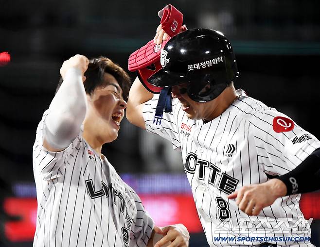 27일 부산 사직구장에서 열린 KIA와 롯데의 경기. 8회말 2사 2, 3루 전준우가 2타점 2루타를 친 후 대주자로 교체되어 들어오며 고승민과 함께 환호하고 있다. 부산=정재근 기자 cjg@sportschosun.com/2025.7.27/