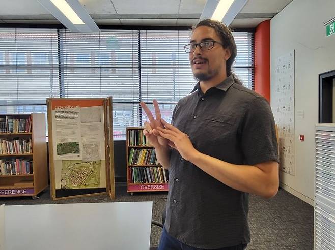 헐 역사박물관에서 근무하는 솔로몬 클락크 연구 보조원이 헐을 포함한 험버 지역 역사에 대해 이야기하고 있다. 이현주 기자