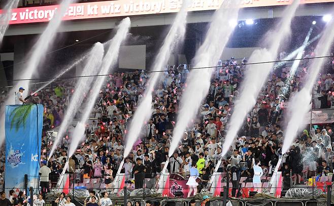 26일 수원KT위즈파크에서 열린 KBO리그 KT 위즈와 삼성 라이온즈의 경기. 관중석을 가득 메운 야구 팬들이 워터페스티벌을 즐기고 있다./ 스포츠조선