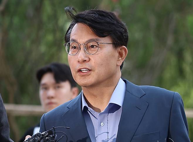 윤상현 국민의힘 의원이 27일 서울 종로구 광화문 kt웨스트 김건희 특검 사무실로 향하고 있다. /연합뉴스