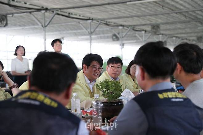 권재한 농촌진흥청장(가운데)이 경기용인 농사업장을 방문해 농업인온열질환예방 간담회를 진행하고 있다. ⓒ농촌진흥청