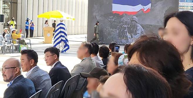 27일 오후 의정부시 신세계백화점 야외 강당(3F)에서 열린 ‘We Art! 언제나 보훈 페스티벌’에서 (왼쪽부터) 이상봉 디자이너. 김동근 의정부시장, 손순욱 경기북부보훈지청장이 모델들의 워킹을 관람하고 있다. 사진=김경수 기자