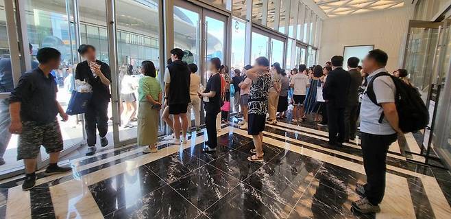 27일 오후 의정부시 신세계백화점 야외 강당(3F)에서 ‘We Art! 언제나 보훈 페스티벌’이 진행 중인 가운데 시민들이 더위를 피해 실내에서 패션쇼를 지켜보고 있다. 사진=김경수 기자