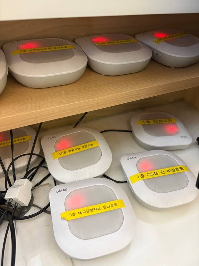 보안요원들은 항상 비상벨을 예의주시한다. 벨이 울리면 그들은 도움을 필요로 하는 곳으로 달려간다. 남궁인 작가 제공