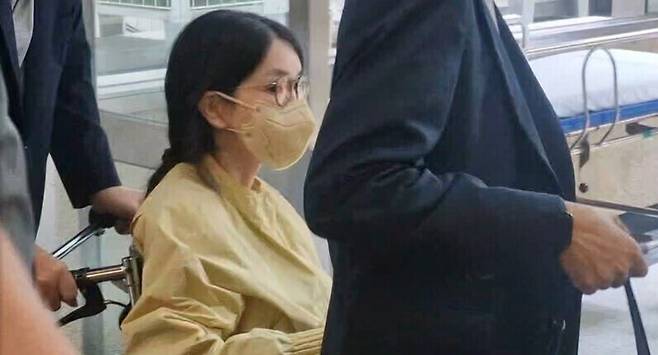 김건희 여사가 지난달 27일 서울 송파구 서울아산병원에서 윤석열 전 대통령이 미는 휠체어에 탄 채 퇴원하고 있다. 연합뉴스