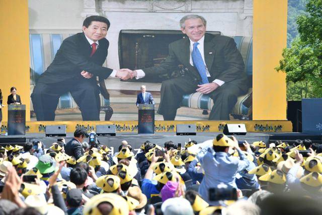 노무현 대통령 서거 10주기 공식 추도식이 2019년 5월 23일 경남 김해시 진영읍 봉하마을 노무현 대통령 묘역에서 열렸다. 노 대통령과 조지 부시 전 미국 대통령이 악수하고 있는 화면 앞에서 부시 전 대통령이 추도사를 하고 있다. 김해=전혜원 기자