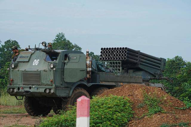 25일 캄보디아 오다르메안체이주에서 캄보디아군이 로켓발사대를 싣고 이동하고 있다. 오다르메안체이=AP 연합뉴스