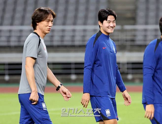 설영우가 3일 오후 경기 고양시 고양종합운동장에서 진행된 축구국가대표 훈련에서 홍명보 감독과 얘기를 나누다 웃고 있다. 주장 손흥민 등 해외파까지 모두 합류해 완전체로 훈련을 시작한 대한민국 축구대표팀은 5일 서울월드컵경기장에서 '2026 국제축구연맹(FIFA) 북중미 월드컵' 3차 예선 팔레스타인전을 치르고 10일에는 오만과의 원정경기를 갖는다. 고양=김민규 기자 mgkim1@edaily.co.kr /2024.09.03/
