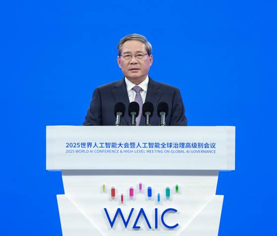 26일 상하이에서 열린 2025 세계 인공지능 대회(WAIC)에서 리창(李强) 총리가 개막 연설을 하고 있다. 신화=연합뉴스