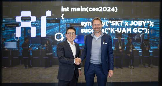2024년 1월 CES 당시 'SK ICT 패밀리 데모룸'에서 기념 촬영하는 유영상 SKT 사장(왼쪽)과 조벤 비버트 조비 에비에이션 CEO. 사진 SKT