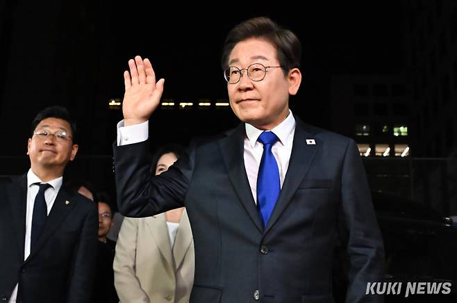 제21대 대통령 당선이 확실시 된 이재명 더불어민주당 후보가 4일 새벽 서울 여의도 당사에 도착하고 있다. 유희태 기자