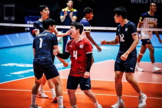 환호하는 19세 이하 배구 대표팀 / 사진=국제배구연맹 홈페이지 캡처. 연합뉴스
