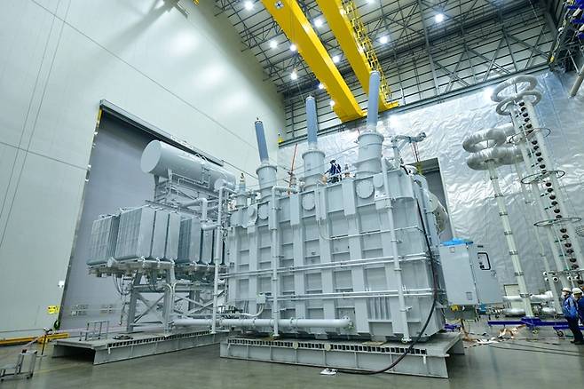 울산 HD현대일렉트릭 변압기 공장에서 완성된 변압기의 내구성 시험이 진행되고 있다. <사진 출처=HD현대일렉트릭>