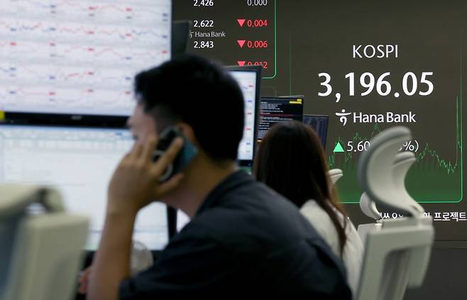 서울 중구 하나은행 딜링룸에서 딜러들이 업무를 보고 있다./사진=뉴시스