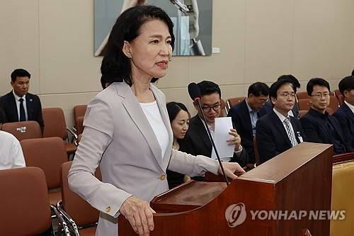 '방송3법' 입장 밝히는 이진숙 방송통신위원장 (서울=연합뉴스) 김주성 기자 = 이진숙 방송통신위원장이 7일 국회 과학기술정보방송통신위원회 전체회의에서 '방송3법' 통과에 대한 입장을 밝히고 있다. 2025.7.7 utzza@yna.co.kr