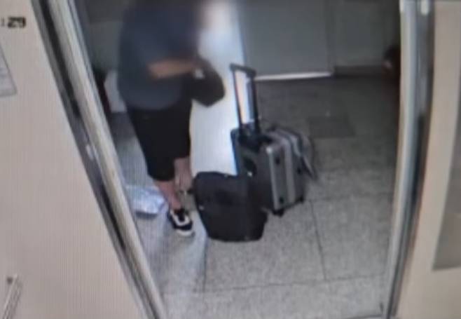 지난 20일 오후 4시쯤 60대 남성이 인천 송도의 아들 집으로 향하기 전 서울 도봉구 거주지 엘리베이터에서 사제 총기가 든 것으로 추정되는 큰 가방을 옮기는 모습. YTN 보도화면 캡처