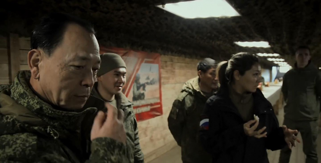 우크라이나 전쟁에 참전한 북한군의 식사를 먹어보고 있는 고려인 출신 러시아 방송인 마리나 김(오른쪽 두번째)의 모습. 소셜미디어 캡처