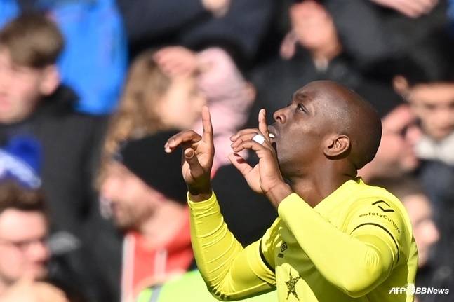 요아네 위사가 득점 후 하늘을 바라보고 있다. /AFPBBNews=뉴스1