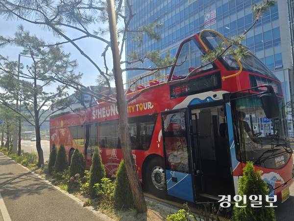 시흥시가 전국 최초로 전명개방형 2층 버스를 도입해 시티투어를 시작한다. 2025.7.28 시흥/김성주기자 ksj@kyeongin.com