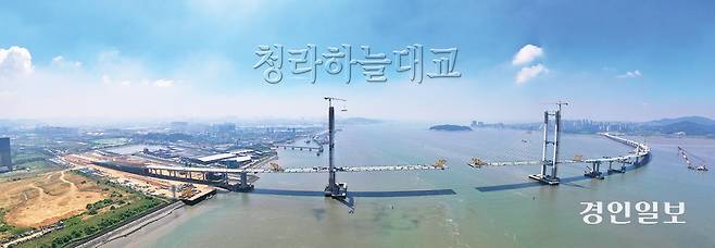 28일 오후 영종~청라를 잇는 제3연륙교가 오는 12월 개통을 앞두고 약 85%의 공정률을 보이고 있다. 이날 인천시는 지명위원회를 열고 제3연륙교 명칭을 청라하늘대교로 확정했다. 2025.7.28 /조재현기자 jhc@kyeongin.com