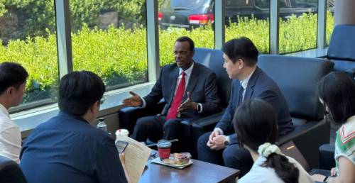 데쎄 달케 두카모 주한 에티오피아 특명전권대사가 지난 25일 한림대를 방문해 기자들과 만난 자리에서 양국의 협력 방안 등에 대해 이야기를 나누고 있다.