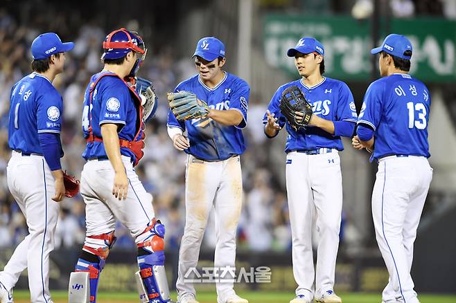 삼성 선수들이 3일 잠실구장에서 열린 2025 KBO리그 두산과의 경기에서 6-4로 역전승을 거둔 뒤 하이파이브를 나누고 있다. 잠실 | 박진업 기자 upandup@sportsseoul.com