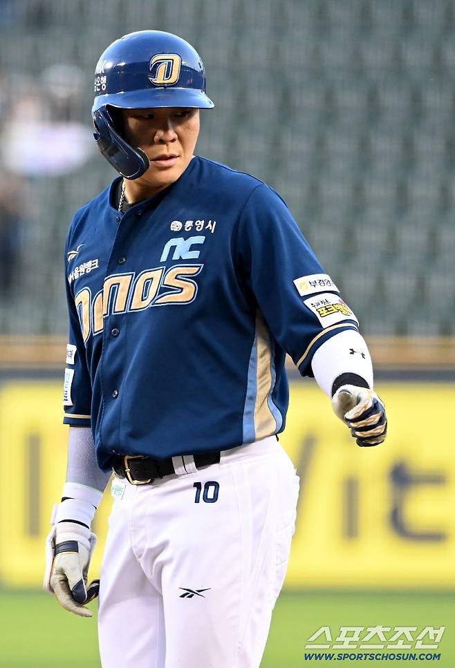 11일 잠실야구장에서 열린 NC와 두산의 더블헤더 2차전, 3회초 2사 만루 NC 박세혁이 2타점 적시타를 치고 기쁨을 나누고 있다. 잠실=허상욱 기자wook@sportschosun.com/2025.05.11/