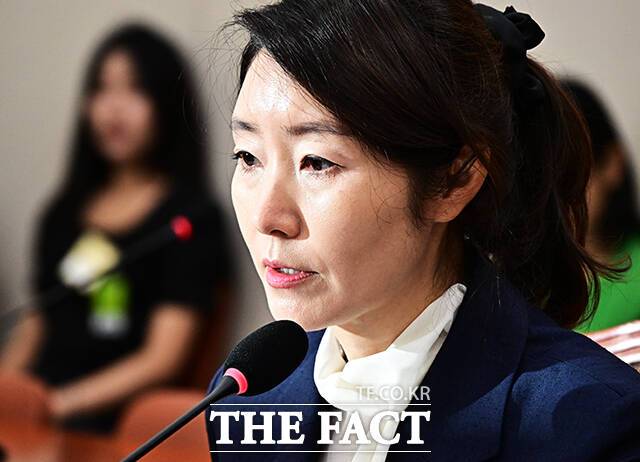 '현역 불패' 기록을 깬 첫 낙마 의원이라는 오명을 안은 강선우 전 여성가족부 장관 후보자의 정치적 입지에 적신호가 커졌다. 강 전 후보자가 14일 오전 서울 여의도 국회 여성가족위원회에서 열린 인사청문회에 참석해 질의에 답변을 하는 모습./국회=배정한 기자