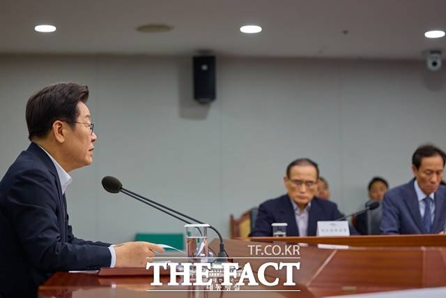 강훈식 대통령 비서실장은 이재명정부가 재벌 총수에게 대미 투자 확대를 요구했다는 송언석 국민의힘 비대위원장의 주장을 두고 "명백한 허위사실"이라고 반박했다. 이재명 대통령이 17일 오후 용산 대통령실에서 주재한 제4차 수석·보좌관회의에서 발언하고 있다. /대통령실