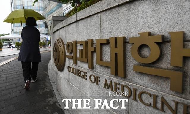 교육부는 28일 정례브리핑에서 복귀 의대생에 대한 특혜 지적이 제기되는 데 대해 "특혜 이야기보다는 아이들(학생들) 상처를 보듬고 어떻게 교육을 잘할지에 대해 결정해야 할 때"라고 말했다. 사진은 지난 5월 9일 연세대학교 의과대학 / 서예원 기자