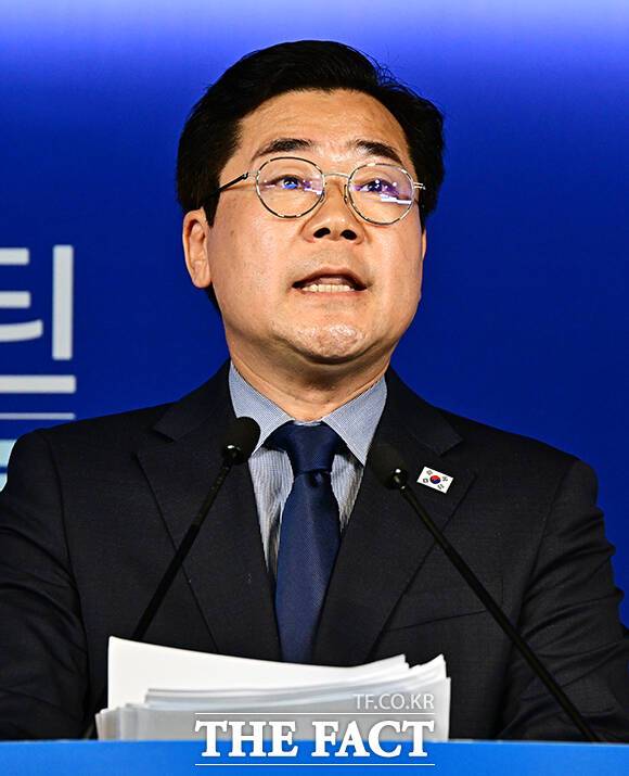 박찬대 더불어민주당 당대표 후보(사진)가 28일 판사와 검사가 증거를 조작하거나 사실관계를 왜곡할 경우 형사처벌할 수 있도록 '법 왜곡죄'를 신설하는 내용의 형법 개정안을 대표 발의했다. /배정한 기자