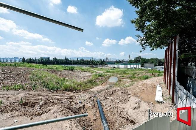 착공이 계속 미뤄지며 공사 진행이 중단된 대구 북구 팔당동 아파트 건설현장. 강진형 기자