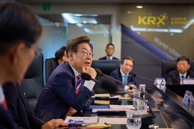 이재명 대통령이 지난달 11일 서울 영등포구 한국거래소 통합관제센터를 방문해 증시 시황 및 시장 감시 체계 브리핑을 듣고 있다. /뉴시스