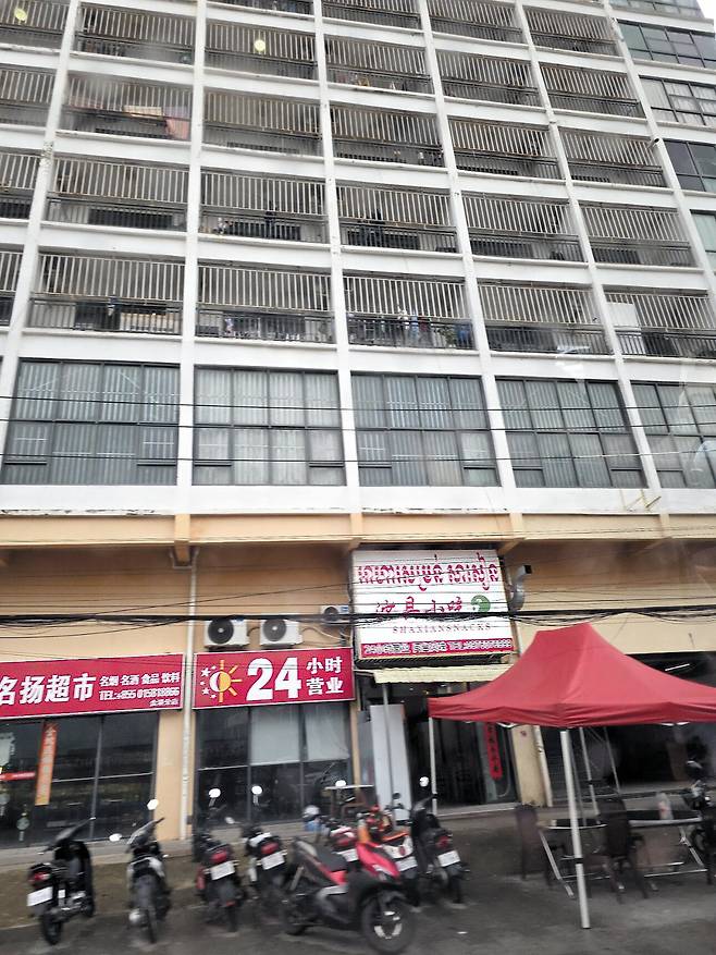 19일 오후 캄보디아 시아누크빌 오트레 해변 인근의 한 건물. 중국어 간판이 달린 1층 상점들 위로, 사람이 빠져나올 수 없도록 발코니마다 철창이 빽빽하게 달려 있는 창문과 널려 있는 빨랫감이 보인다. 기자와 동행한 현지 교민은 “이런 건물들은 모두 중국계 범죄 조직의 아지트”라며 “한때 인근 건물 단지에 잡혀 있는 한국인만 500~600명에 달한다는 소문이 돌았다”고 했다./이기우 기자