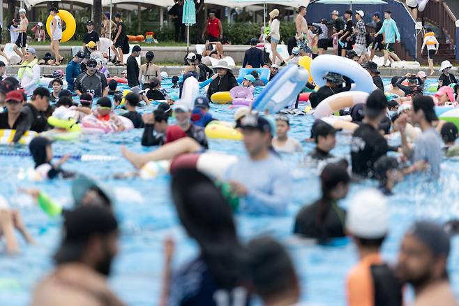 사람들로 북적이는 수영장. 기사 내용과는 무관한 사진. /뉴스1