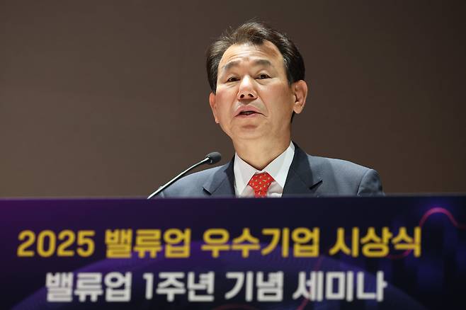 정은보 한국거래소 이사장이 5월 27일 오후 서울 여의도 한국거래소에서 열린 밸류업 우수기업 시상식에서 개회사를 하고 있다. /뉴스1