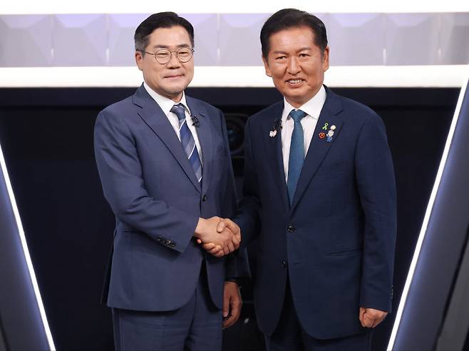 더불어민주당 8·2 전당대회 당권 주자인 정청래(오른쪽) 박찬대 후보가 27일 서울 여의도 KBS 신관 공개홀에서 열린 TV토론회에서 악수를 나누고 있다. 박 후보는 이날 토론회에서 “당정대(민주당·정부·대통령실) 원팀으로 이재명 정부 성공을 확실하게 뒷받침하겠다”라고 말했다. 정 후보는 “법사위원장(국회 법제사법위원장) 때처럼 통쾌하고 시원하게 당을 잘 이끌어 이재명 정부 성공을 위해 열심히 뛰겠다”고 했다. 사진공동취재단