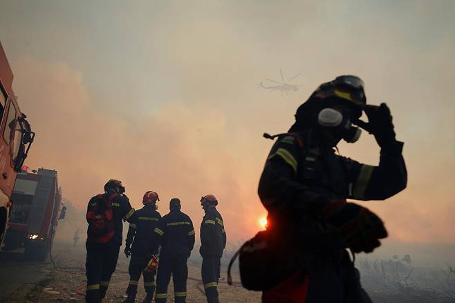 26일(현지 시간) 그리스 아테네 북서부 파르니타산 인근 크리오네리 마을에서 소방관들이 산불을 진화하고 있다. 2025.07.27.크리오네리=AP/뉴시스