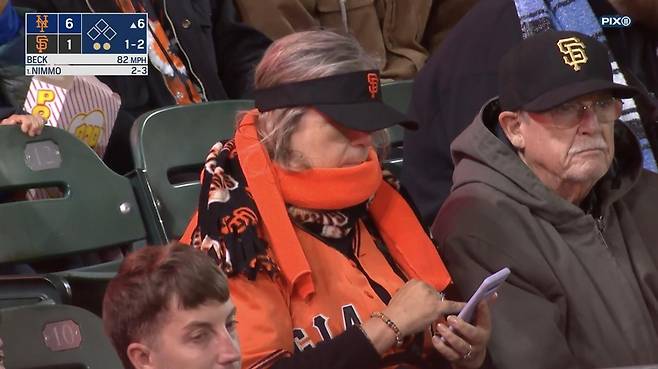 26일(현지 시간) 미국프로야구 메이저리그(MLB) 샌프란시스코 자이언츠의 홈구장 오라클 파크에서 한 관중이 머플러를 두르고 야구 경기를 관람하고 있다.