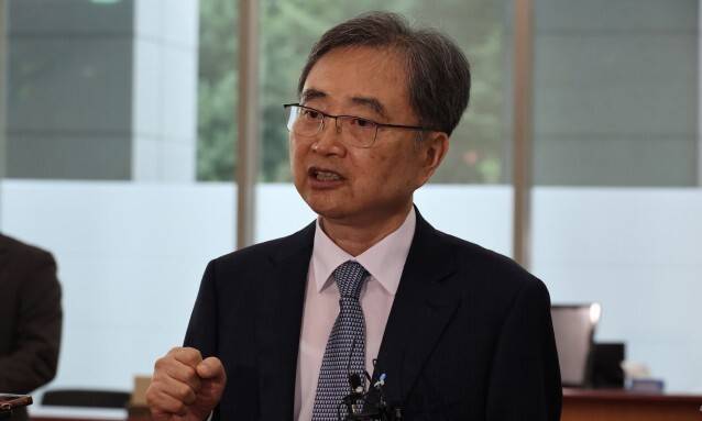 조현 외교장관이 지난 21일 첫 출근을 하면서 기자들의 질문에 답하고 있다. 류우종 기자