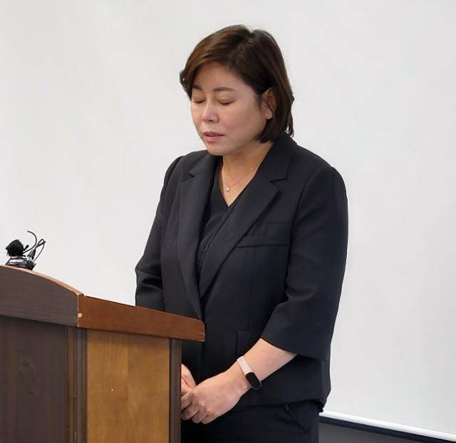 28일 더불어민주당 소속 전윤미 전주시의원이 전주시청에서 자신의 업체에 소상공인 예산을 몰아줬다는 의혹에 대해 사과하고 있다. 연합뉴스