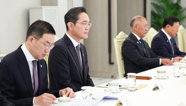 지난 6월 13일 서울 용산 대통령실에서 열린 6경제단체와 기업인 간담회에서 구광모(왼쪽부터) LG그룹 회장, 이재용 삼성전자 회장, 정의선 현대차그룹 회장, 신동빈 롯데그룹 회장이 참석해 자리에 앉아 있다. 뉴시스