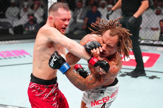 표트르 얀(왼쪽)이 마커스 맥기를 꺾었다. 사진=UFC