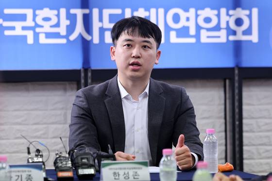 한성존 대한전공의협의회 비상대책위원장이 28일 서울 영등포구 한국환자단체연합회 사무실을 방문, 안기종 대표를 비롯한 관계자들을 만나 발언을 하고 있다. 연합뉴스