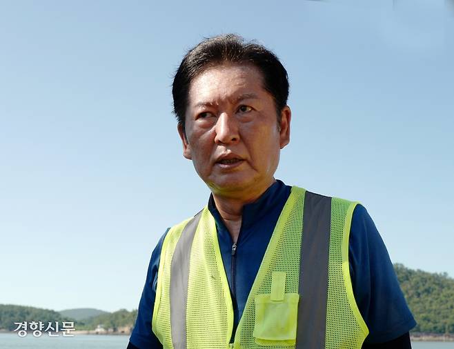 더불어민주당 대표 선거에 출마한 정청래 의원이 지난 26일 전남 목포시 해안로에서 수해 복구 작업을 하고 있다. 목포|허진무 기자