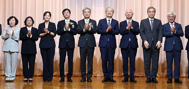 김상환 헌법재판소장과 오영준 헌법재판관이 24일 서울 종로구 헌법재판소에서 열린 취임식을 마친 뒤 기념촬영을 하고 있다. 왼쪽부터 정계선·김복형·정정미·오영준 헌법재판관, 김상환 헌법재판소장, 김형두·정형식·조한창·마은혁 헌법재판관. 연합뉴스