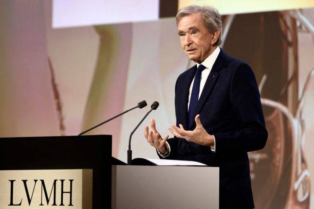 베르나르 아르노 루이비통모에헤네시(LVMH) 회장. 24일(현지시간) 월스트리트저널에 따르면 아르노 회장은 LVMH 프랑스 파리 본사에서 열린 인터뷰에서 "미국과 합의에 도달하도록 최선을 다해 압박하고 있다"며 "무역전쟁에 휘말리면 유럽 기업에 엄청난 타격이 될 것이다. 절대적으로 피해야 한다"고 말했다. AFP연합뉴스 제공