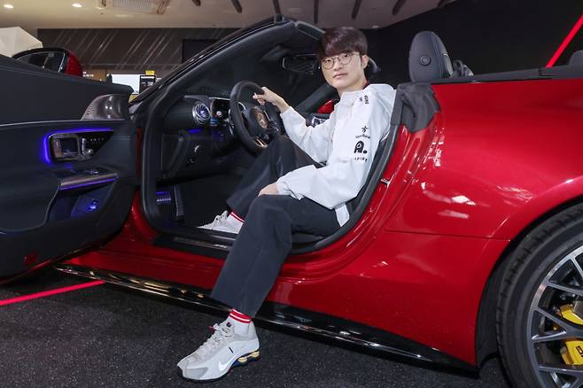 (서울=뉴스1) 민경석 기자 = 프로게이머 '페이커' 이상혁이 2024년9월 26일 오전 서울 강남구 메르세데스-벤츠 AMG 서울전시장에서 '메르세데스-AMG SL63 4MATIC+'에 탑승해 포즈를 취하고 있다. 메르세데스-벤츠 코리아는 페이커가 게임 '리그 오브 레전드(LoL)' 전설의 전당 초대 헌액자로 선정된 것을 기념해 맞춤 제작한 SL63를 이날 페이커에게 전달했다. Copyright (C) 뉴스1. All rights reserved. 무단 전재 및 재배포, AI학습 이용 금지. /사진=(서울=뉴스1) 민경석 기자